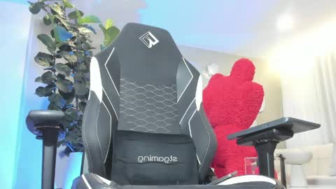 MAICOL  online show from April 12, 2026, 11:43 pm