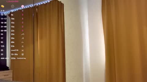 Elina online show from October 6, 2025, 9:51 am