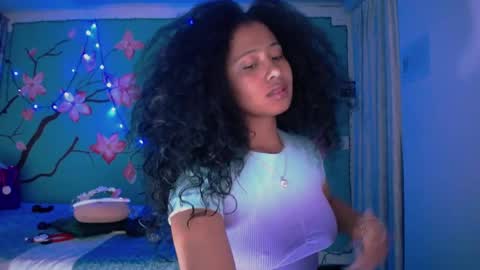 Snapshot of maite_loves chatting on February 21, 2025, 11:43 pm Maite online show from February 21, 2025, 11:43 pm