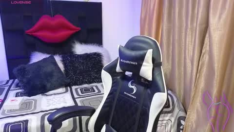 Celeste Bonet  online show from December 3, 2025, 12:25 pm