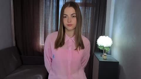 Mia online show from June 3, 2026, 4:15 am