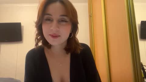 Mia online show from December 18, 2025, 12:00 pm