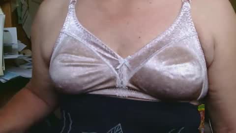 Snapshot of manwithboobs chatting on September 18, 2025, 6:32 pm manwithboobs online show from September 18, 2025, 6:32 pm