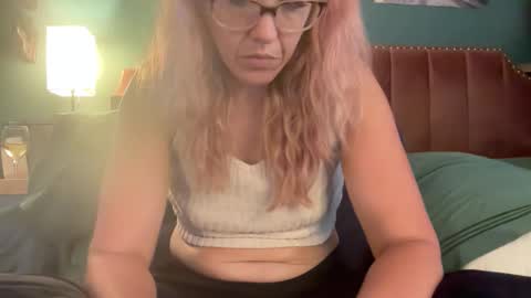 Elle online show from November 20, 2025, 9:58 pm