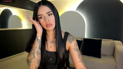 MARIA HERRERA  online show from November 19, 2025, 8:31 pm