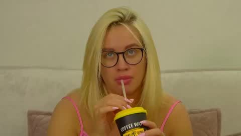 Snapshot of marianeumann chatting on May 15, 2026, 8:43 am Maria online show from May 15, 2026, 8:43 am