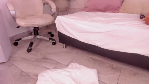 Maria Pettit online show from February 8, 2025, 3:21 pm