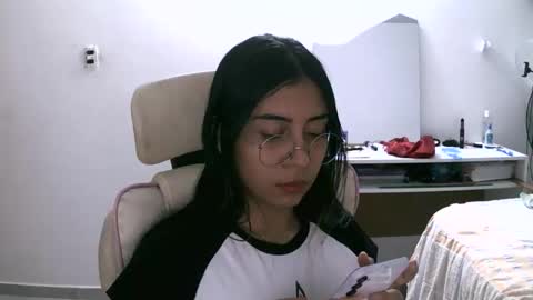 marilove40925 online show from November 6, 2025, 3:40 am