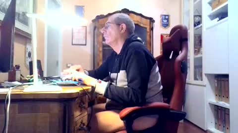 Snapshot of markmarkmark00 chatting on January 15, 2026, 6:44 pm markmarkmark00 online show from January 15, 2026, 6:44 pm