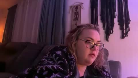 Snapshot of maroon_moon chatting on November 25, 2025, 12:21 am maroon_moon online show from November 25, 2025, 12:21 am