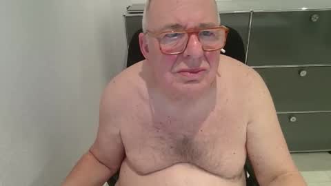 martin_1947 online show from November 5, 2025, 8:53 pm