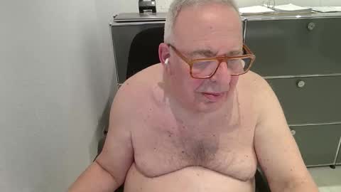 martin_1947 online show from January 18, 2026, 12:25 am