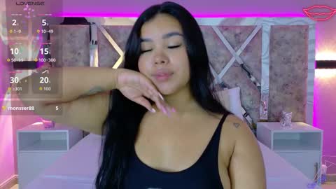 Snapshot of martinagarcia__ chatting on October 15, 2025, 7:25 pm Martina Garcia online show from October 15, 2025, 7:25 pm