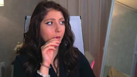 Mary Miller online show from October 7, 2025, 9:39 am