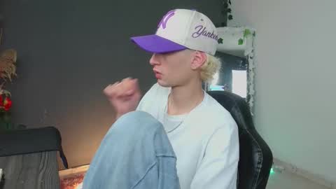 Snapshot of mattias_dantee chatting on October 22, 2025, 11:37 pm mattias online show from October 22, 2025, 11:37 pm