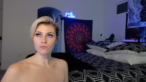 Snapshot of mattisux chatting on January 25, 2025, 4:02 am Matti Mars online show from January 25, 2025, 4:02 am