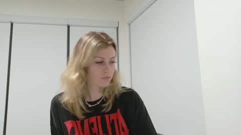 Snapshot of mattisux chatting on October 13, 2025, 5:18 am Matti Mars online show from October 13, 2025, 5:18 am