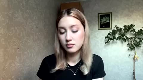 Mia online show from July 20, 2026, 3:36 pm