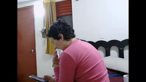 Snapshot of mauroluxandra chatting on April 16, 2026, 10:12 pm mauroluxandra online show from April 16, 2026, 10:12 pm