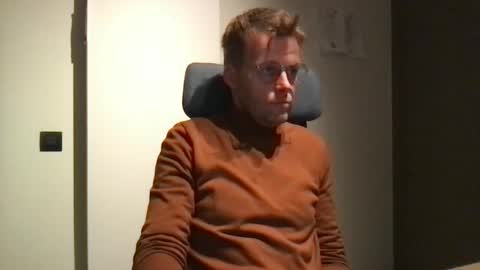 Max take off clothes online show from January 5, 2026, 6:55 pm