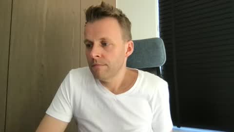 Max take off clothes online show from March 9, 2026, 1:15 pm