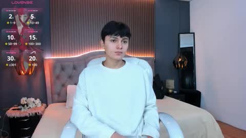 Snapshot of maxii18_ chatting on October 24, 2025, 12:01 pm -- -- online show from October 24, 2025, 12:01 pm