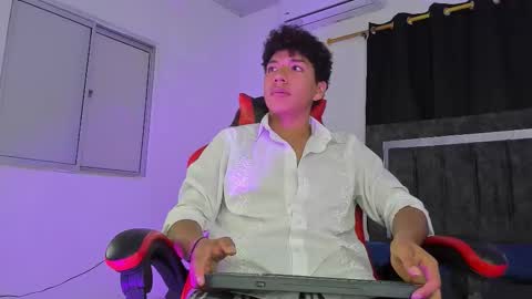 Snapshot of maximiliano_khalil chatting on November 7, 2025, 8:31 pm Maximiliano online show from November 7, 2025, 8:31 pm