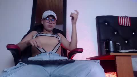 Snapshot of maximo_lux chatting on July 15, 2026, 11:37 am Maximo online show from July 15, 2026, 11:37 am