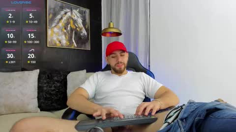 Snapshot of maximo_wolf1 chatting on October 28, 2025, 9:17 pm Maximo Wolf online show from October 28, 2025, 9:17 pm