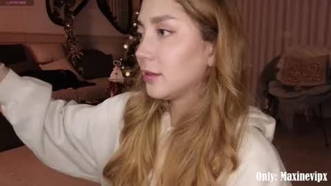 Snapshot of maxine_8 chatting on December 19, 2025, 1:12 am Maxine online show from December 19, 2025, 1:12 am