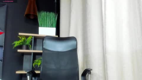 maxvolturi_ online show from May 2, 2026, 11:43 pm