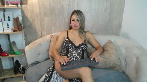 Snapshot of may_wood chatting on April 10, 2026, 12:10 pm may_wood online show from April 10, 2026, 12:10 pm