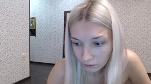 Snapshot of maybe_doll chatting on October 12, 2025, 7:02 pm maybe_doll online show from October 12, 2025, 7:02 pm