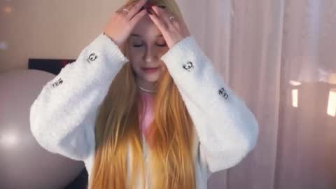 Snapshot of maybellebyone chatting on December 22, 2025, 3:53 pm Milina online show from December 22, 2025, 3:53 pm