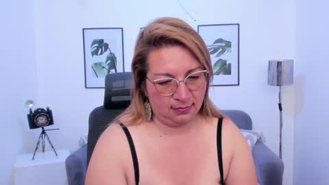 Snapshot of maylinleee chatting on February 8, 2025, 2:04 am Mailyn online show from February 8, 2025, 2:04 am