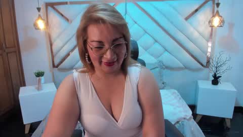 Snapshot of maylinleee chatting on February 26, 2025, 7:49 pm Mailyn online show from February 26, 2025, 7:49 pm