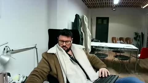 maythe4bwu online show from December 11, 2024, 4:09 pm