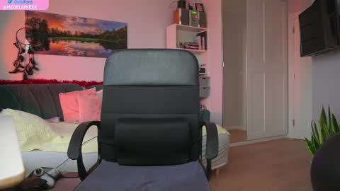 Snapshot of medelainexx chatting on December 10, 2024, 12:38 pm Milena online show from December 10, 2024, 12:38 pm