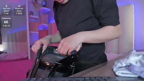 Snapshot of megan_moore__ chatting on March 4, 2025, 11:40 am online show from March 4, 2025, 11:40 am