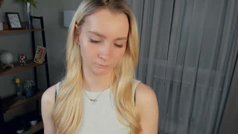 Snapshot of meganhenns chatting on April 17, 2026, 6:22 pm Elly online show from April 17, 2026, 6:22 pm