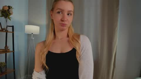 Snapshot of meganhenns chatting on May 6, 2026, 10:09 am Elly online show from May 6, 2026, 10:09 am