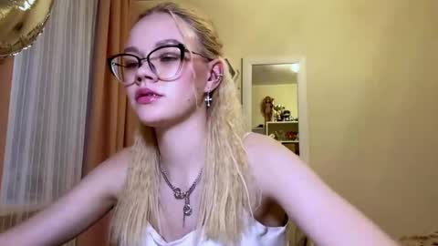 Mia online show from April 14, 2026, 3:18 pm