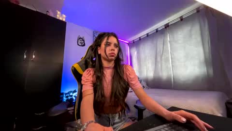 Snapshot of melani_bear chatting on October 18, 2025, 9:15 pm MELANI online show from October 18, 2025, 9:15 pm