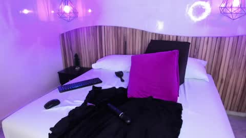 Snapshot of melanieroux chatting on January 7, 2025, 10:41 pm Melanie Roux online show from January 7, 2025, 10:41 pm