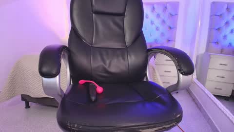 Snapshot of melanny_luv chatting on February 26, 2025, 1:32 am MelanyLuv online show from February 26, 2025, 1:32 am