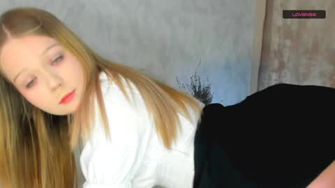 MelMooon online show from December 2, 2024, 1:46 pm