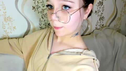 MelMooon online show from September 29, 2025, 6:46 pm