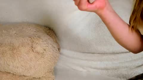 MelMooon online show from March 8, 2026, 9:40 pm