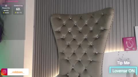 Snapshot of melodiroux_ chatting on May 6, 2026, 2:11 pm Melodi online show from May 6, 2026, 2:11 pm