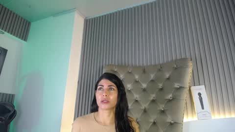 Snapshot of melodiroux_ chatting on May 7, 2026, 1:16 pm Melodi online show from May 7, 2026, 1:16 pm